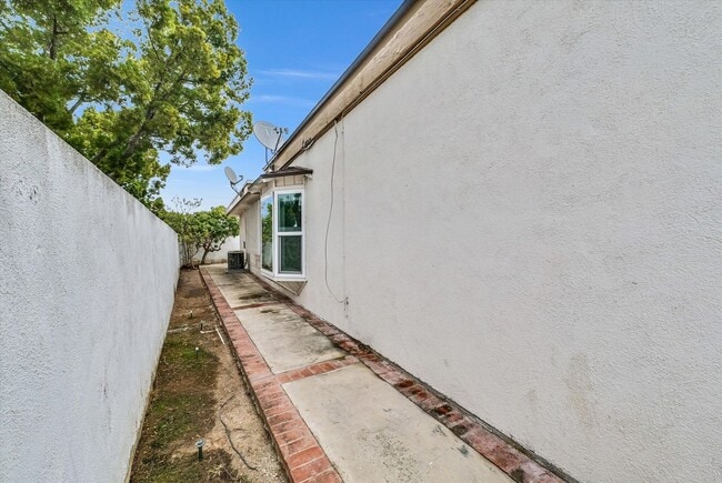 Building Photo - "Rare Single-Story Remodel: Modern 3BR End-Unit in University Park