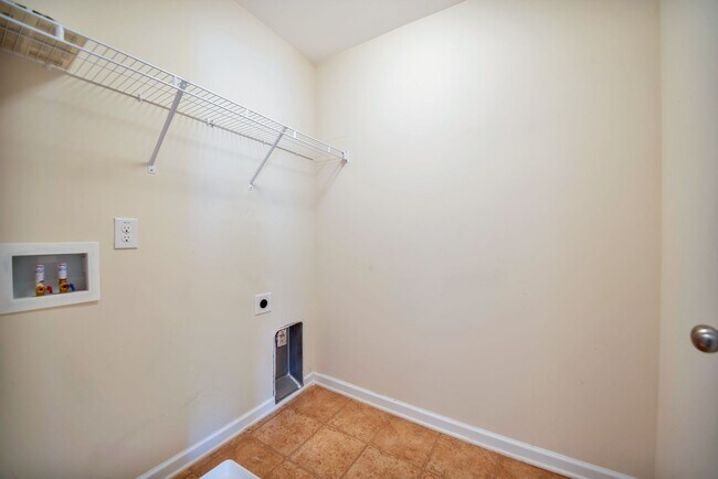Building Photo - Spence Creek Rental!