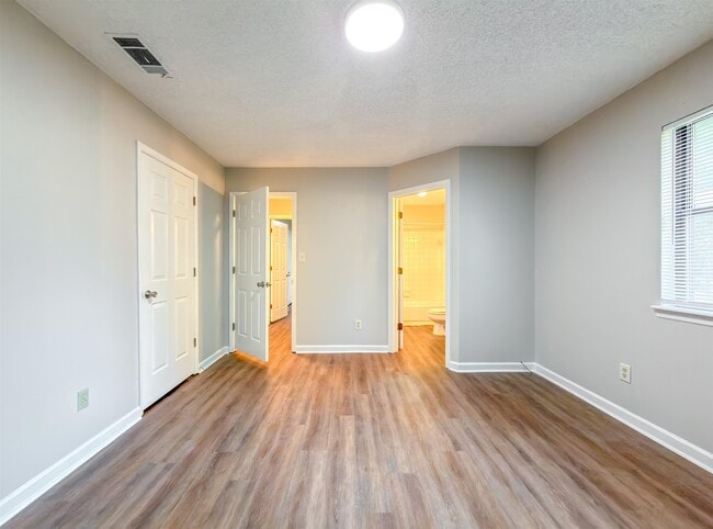 Building Photo - 1556 Twin Lakes Cir