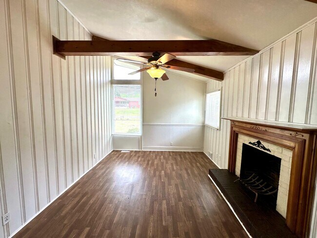 Building Photo - 1003 Robinhood Ln
