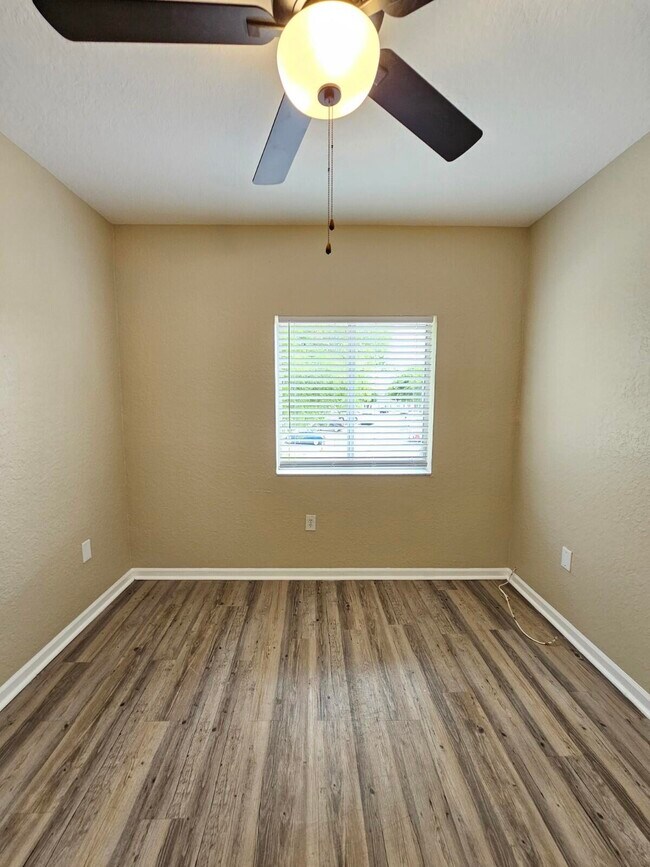 Building Photo - 1063 Golden Lakes Blvd