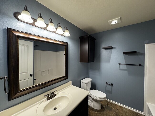 Building Photo - Stunning Spacious Home in Lovely Neighborhood!