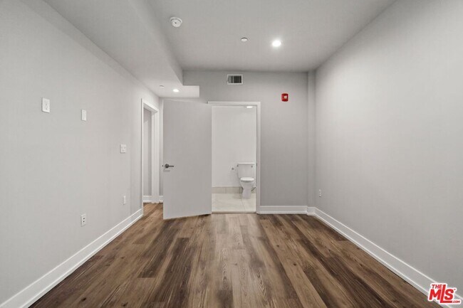 Building Photo - 838 N Hudson Ave