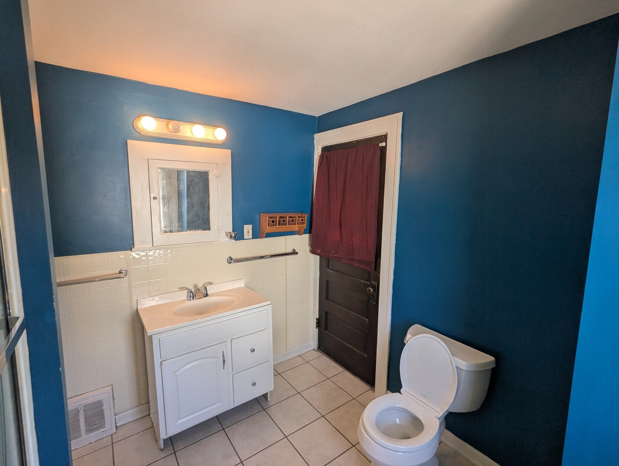 upstairs bathroom - 2401 Natchez Ave
