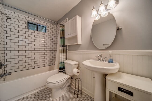 Building Photo - Renovated 4 bed home in Kennesaw w/ Designer Kitchen