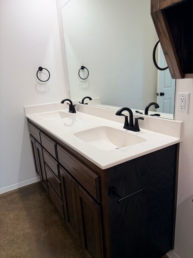 Building Photo - 983 Cline Dr