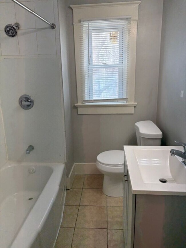 Building Photo - Beautifully updated 2 bedroom home