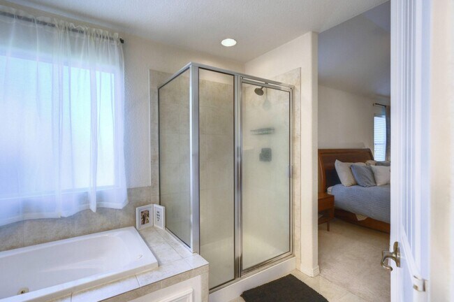 Building Photo - 108 Cove Cir