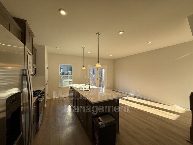 Building Photo - 1100 Rampart Dr