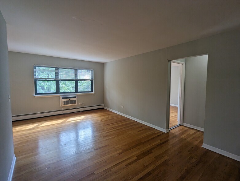 Primary Photo - 502 W Briar Pl