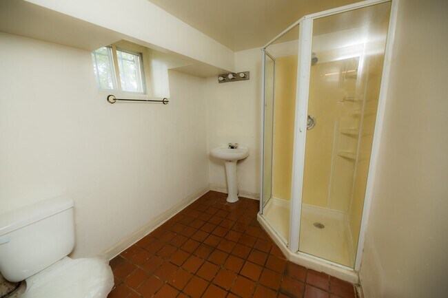 Building Photo - 2026/2027 JHU Off-Campus 5bd/3ba Charles Village w/ W/D & parking!.. Available 6/9/26