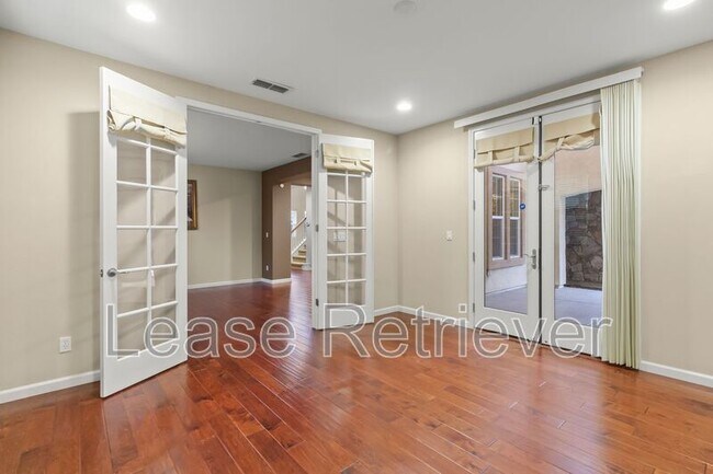 Building Photo - 265-269 S Sonrisa St