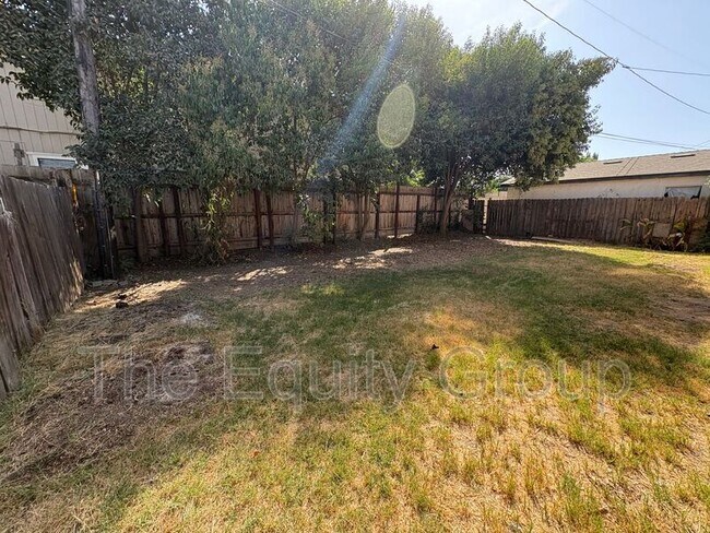 Building Photo - 1747 W Connelly Ave