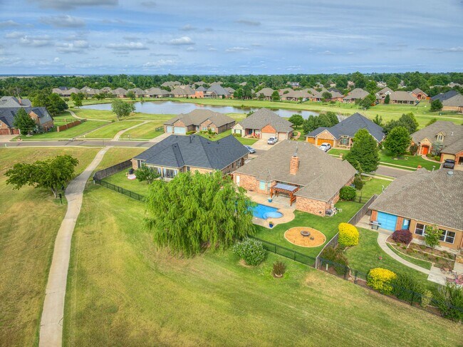 Building Photo - Fantastic home in the Fairways at Surrey H...