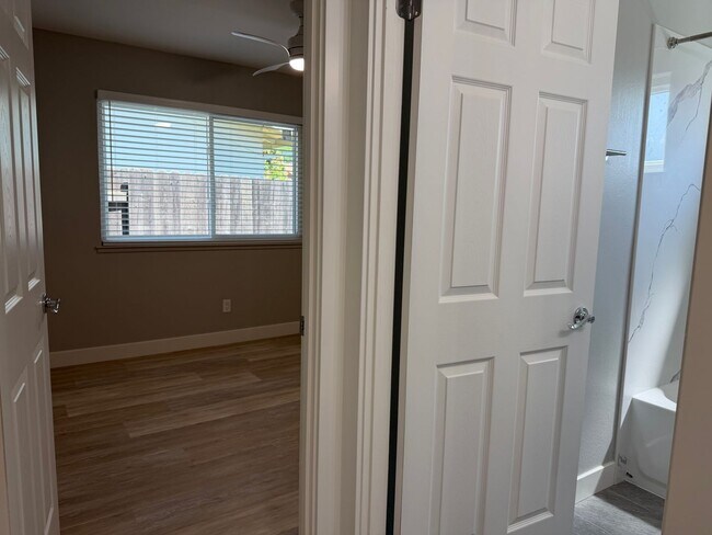 Building Photo - Absolutely gorgeous 3 bedroom 2 bath house