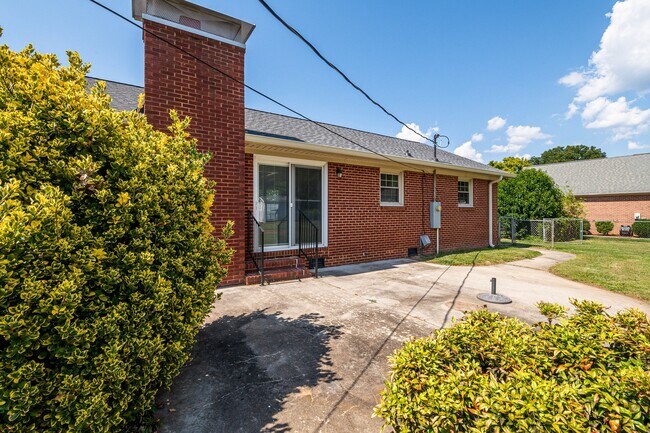 Building Photo - 114 Cottonwood Dr