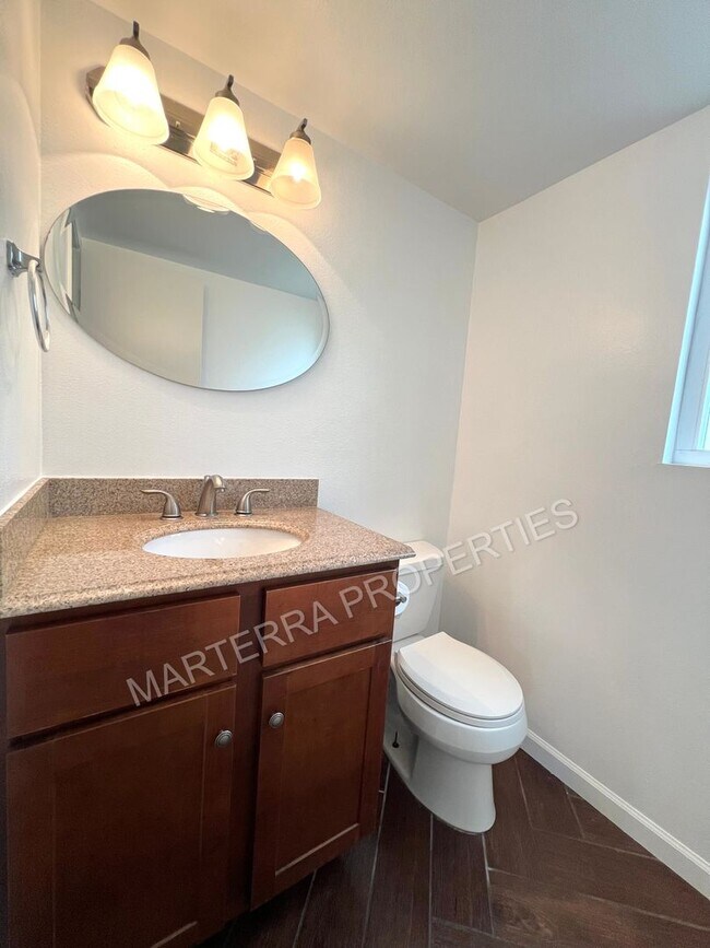 Building Photo - Charming 3-Bedroom, 2.5-Bathroom Home in D...