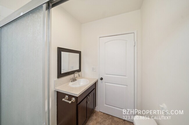 Building Photo - 5393 Romaine St