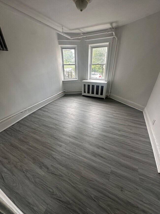 Building Photo - 34 Van Cortlandt Park Ave