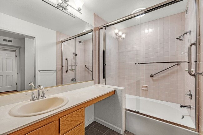 Building Photo - Beautiful Townhome in the Heart of Pleasanton