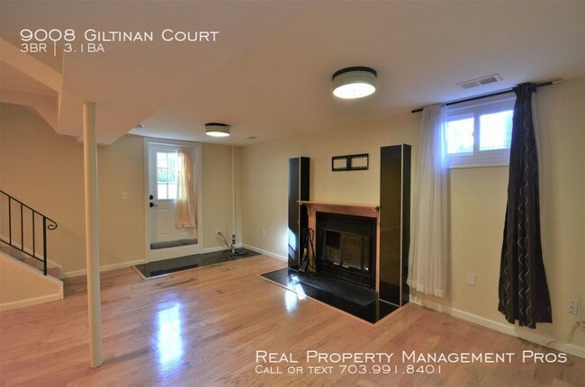 Building Photo - Charming End Unit by Huntsman Lake!