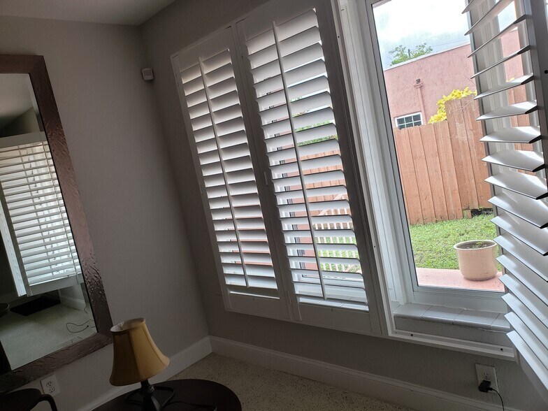 wooded blinds next to Front door - 433 SE 5th St