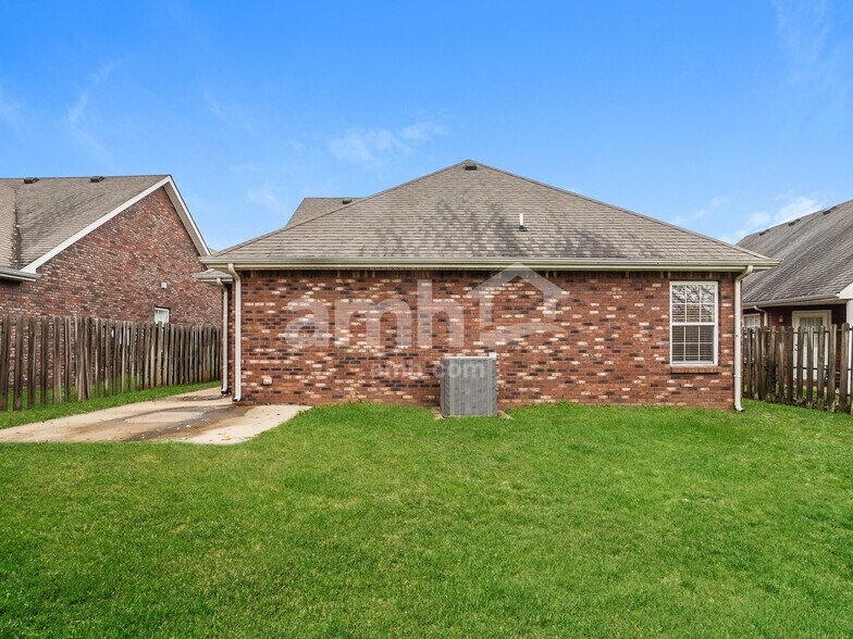 Building Photo - 1006 Hendricks Ct