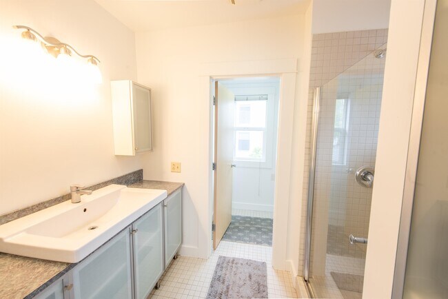 Building Photo - 1208 E Barclay Ct