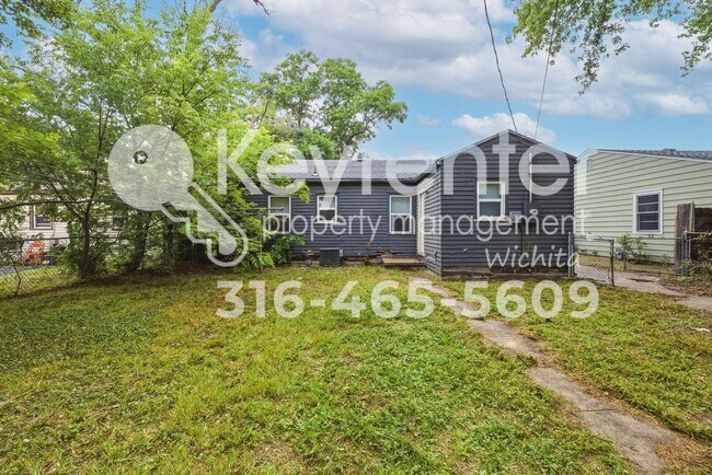 Building Photo - Charming 3-Bedroom Home with Original Hardwood Floors & Large Backyard