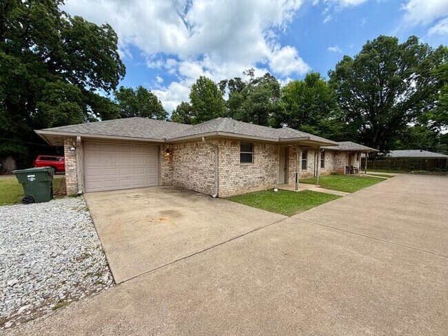 Building Photo - 2 Bedroom, 2 Bathroom Duplex!