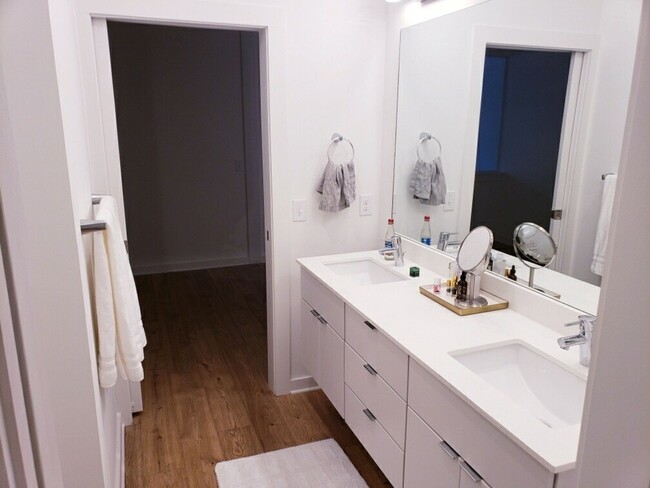 Building Photo - Wedgewood Houston Condo