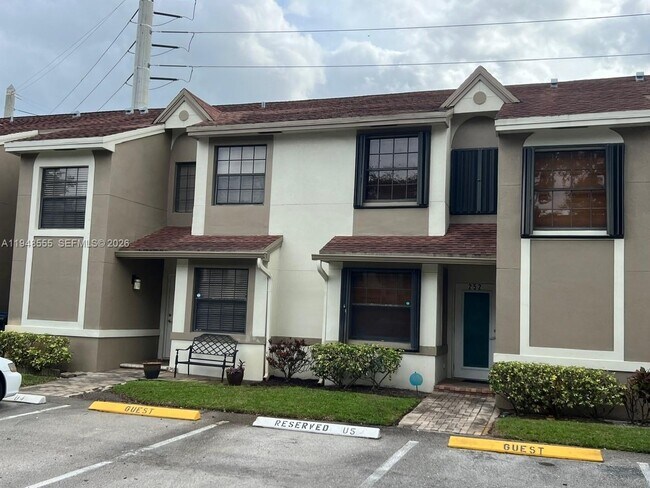 Building Photo - 252 City View Dr