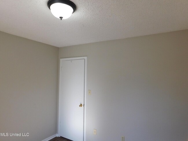 Building Photo - 5820 Briarwood Dr