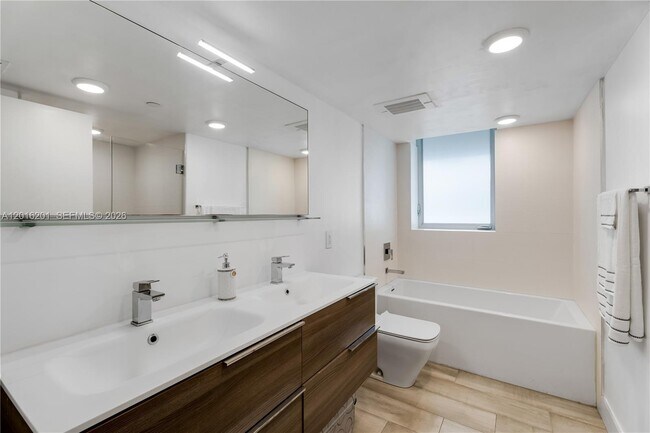Building Photo - 9261 E Bay Harbor Dr