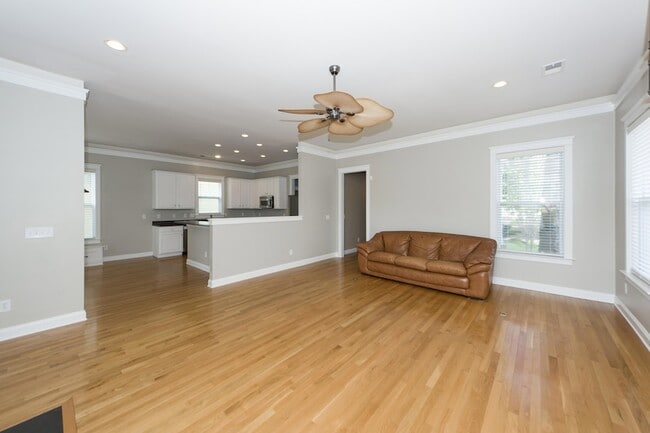 Building Photo - 302 White Gables Dr