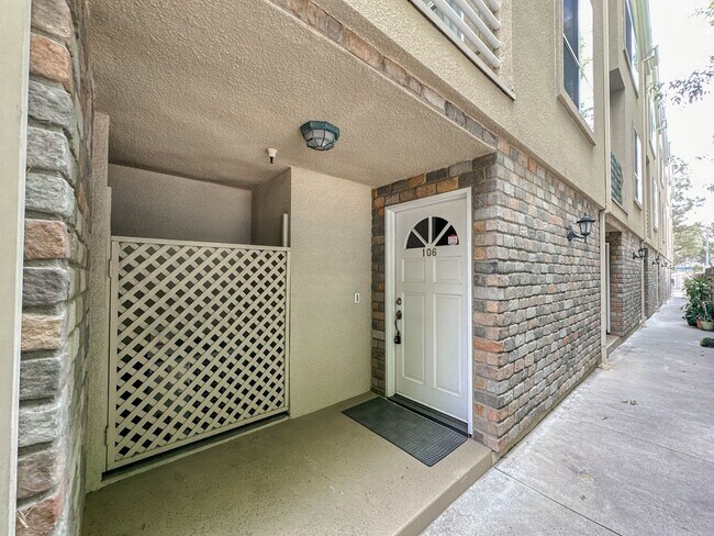 Building Photo - 2 Bedroom Townhome for Rent in Glendale.