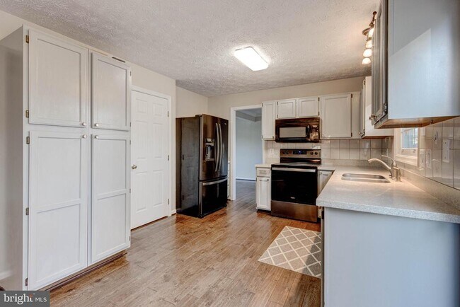 Building Photo - 7925 Carriage Dr