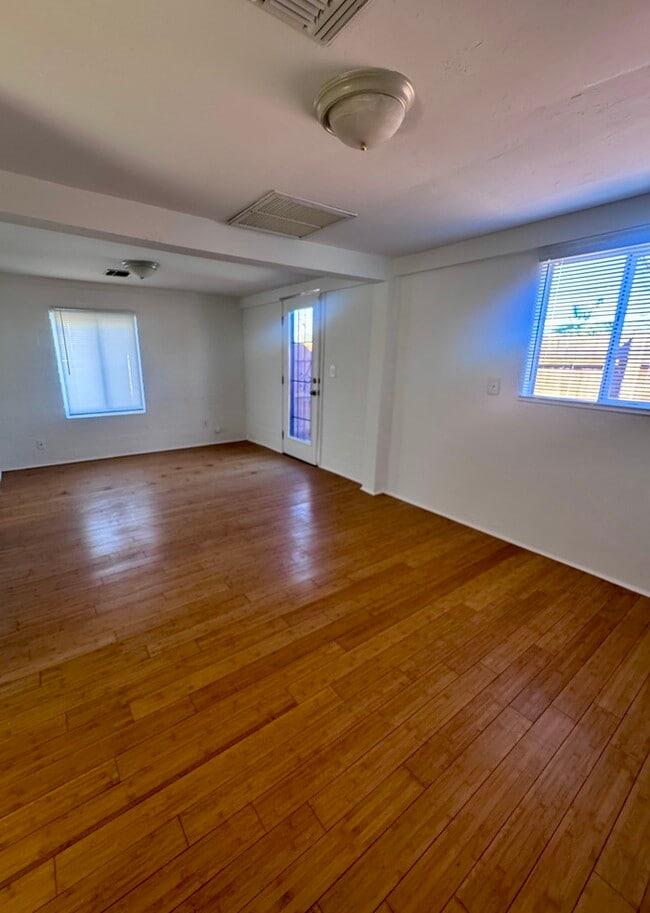 Building Photo - FOR RENT