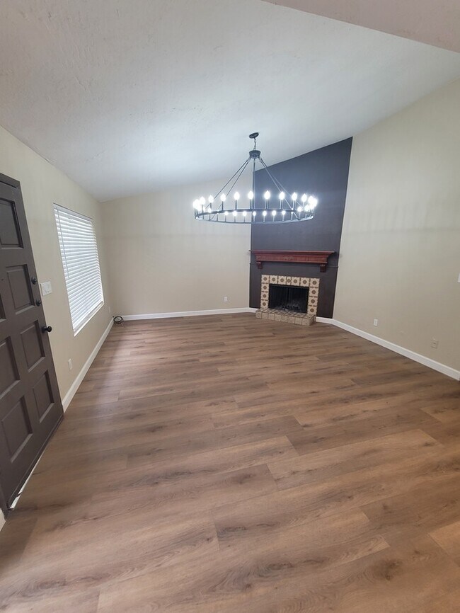 Building Photo - Remodeled 2/2 patio home for rent in sought-after central Phoenix area.