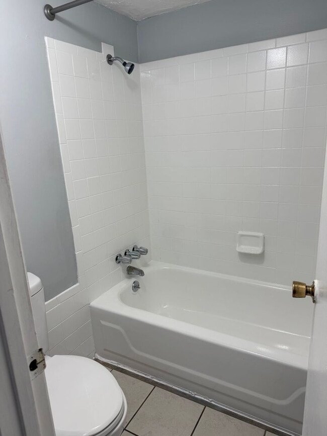 Building Photo - * MOVE IN SPECIAL * 1/2 OFF 2ND MONTH'S RENT!! Location, location, location! 876 SF Unit- 1 bd/ 1...