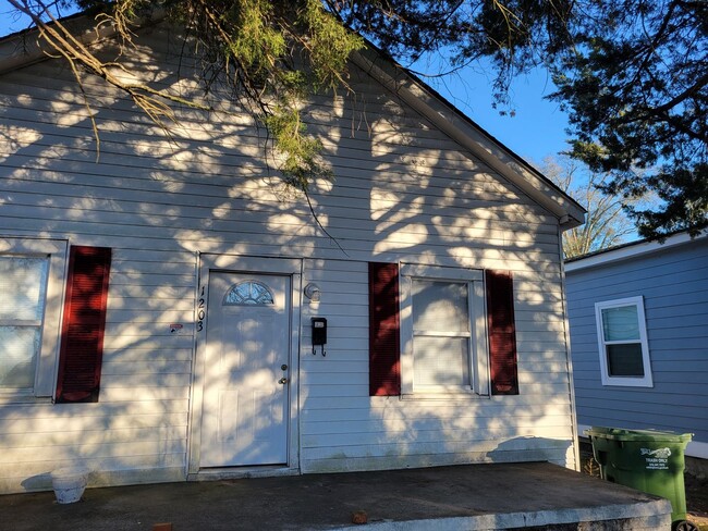 Primary Photo - DOWNTOWN WILMINGTON - 3 Bedroom & 1 Bath -...