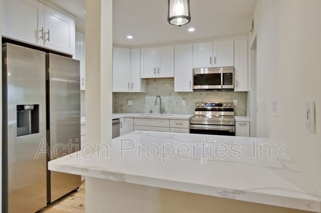 Building Photo - 2211 Latham St