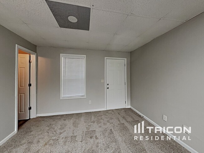 Building Photo - 226 Thorn Thicket Way