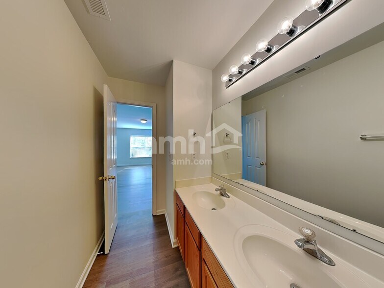 Building Photo - 2101 Trace Creek Dr