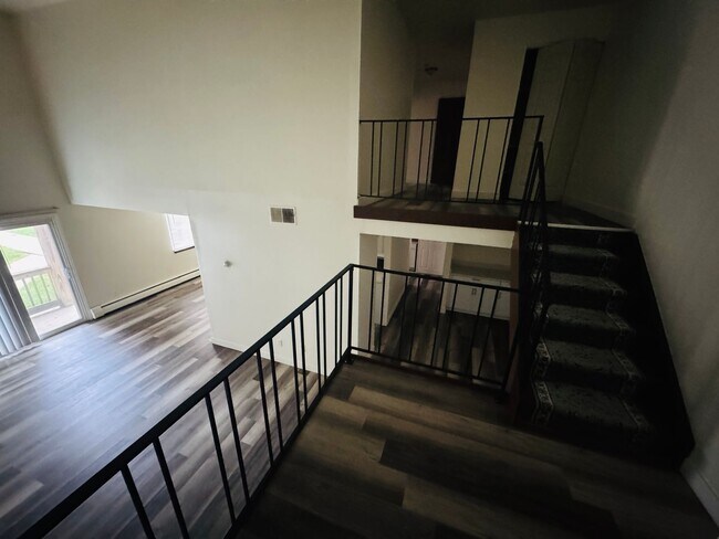 Building Photo - Expansive Bi-Level 3-Bedroom