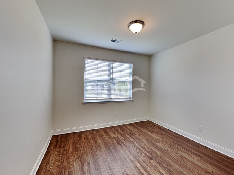 Building Photo - 7077 Creeksong Dr