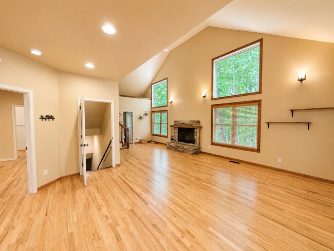 Building Photo - Secluded Mountain Home!