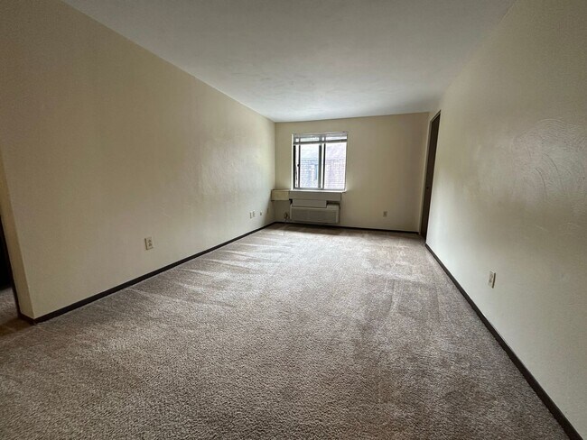 Building Photo - Amazing 1 Bedroom with Beautiful Exposed Brick! Off-Street Parking & Laundry Included!