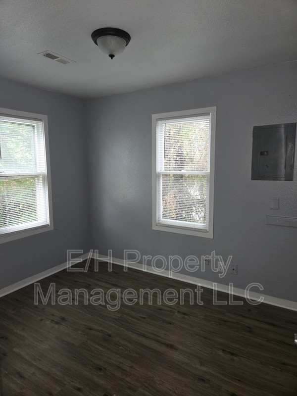 Building Photo - 1338 N Volutsia