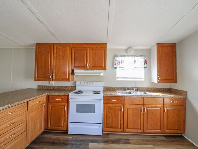 Building Photo - Move-In Ready & Lawn Care Included!